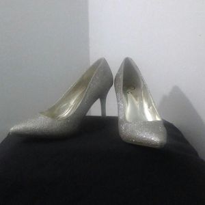Never worn size 7 ,143 girl high heels